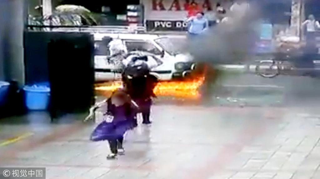 印度一校車突然起火 數(shù)名女學(xué)生驚險(xiǎn)逃生