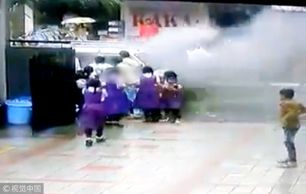 印度一校車突然起火 數(shù)名女學(xué)生驚險(xiǎn)逃生