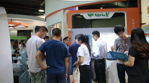 樂迪2018中國（上海）教育裝備展示：人臉識別校車考勤機