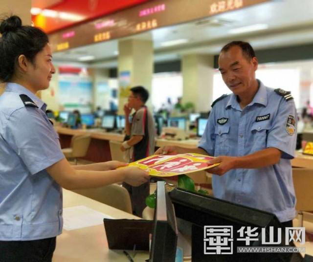 潼關(guān)交警大隊(duì)車管所見(jiàn)證的第一筆校車標(biāo)牌申領(lǐng)
