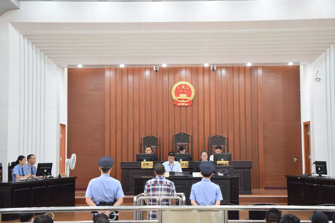 全市首例非法校車超載危險(xiǎn)駕駛案開庭，鄭其文檢察長(zhǎng)出庭公訴