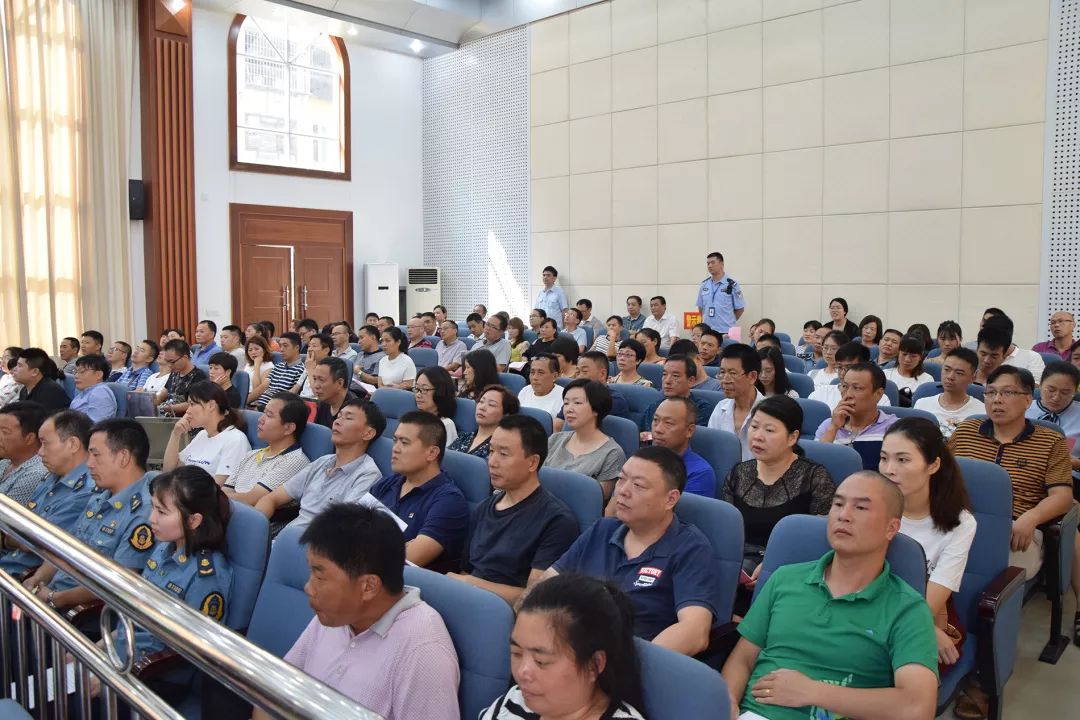 全市首例非法校車超載危險(xiǎn)駕駛案開庭，鄭其文檢察長(zhǎng)出庭公訴