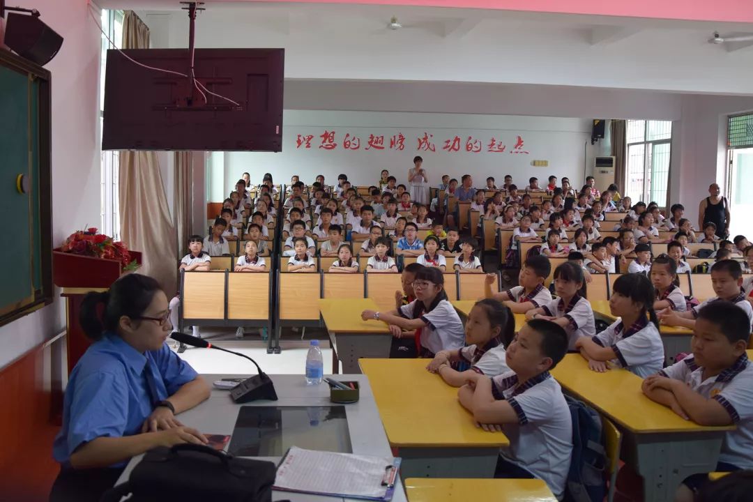 全市首例非法校車超載危險(xiǎn)駕駛案開庭，鄭其文檢察長(zhǎng)出庭公訴