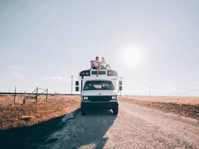 美國：為了省下租金，美國大學生情侶將校車改裝成房車