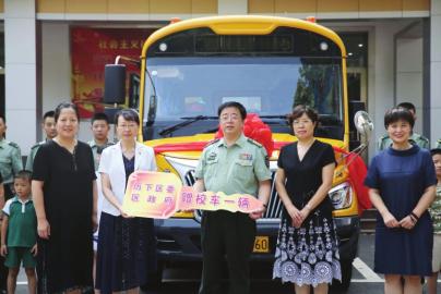 山東濟南：“迷彩校車”讓賢記