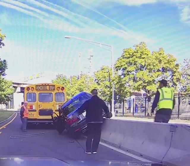 寶馬車想要超越前面校車，深踩一腳油門后卻要抱頭痛哭