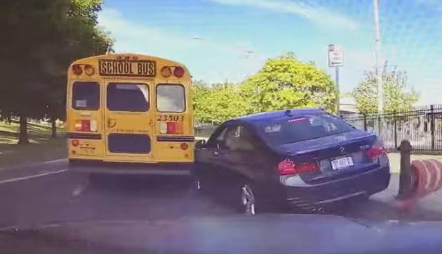 寶馬車想要超越前面校車，深踩一腳油門后卻要抱頭痛哭