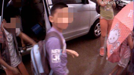 面包車當“黑校車”還超載 司機被罰