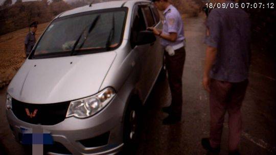 面包車當“黑校車”還超載 司機被罰