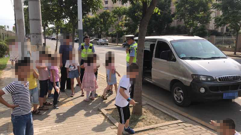 商務車“變身”校車，乘坐學生超員100%