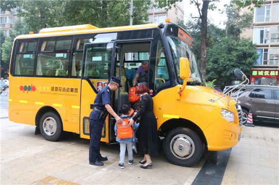 眉山市東坡區金蘋果幼稚園“校車”正式運行