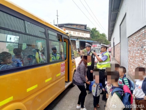 緊繃校車安全之弦 三臺交警嚴查嚴管