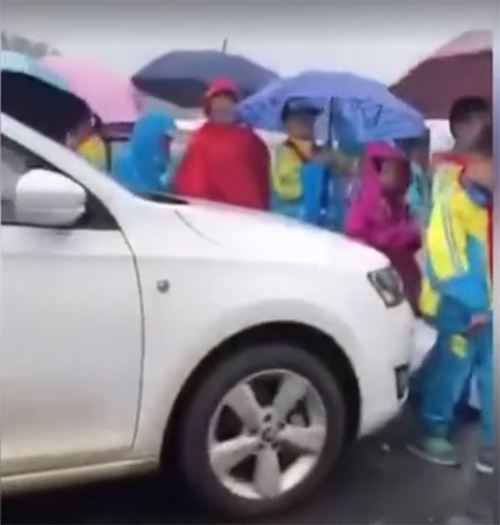 菏澤女司機冒雨與學生搶行，看看國外是如何用校車保護孩子的