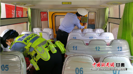 蘭州交警節前強化校車檢查 筑牢安全防線