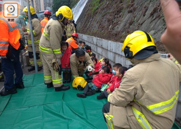 香港兩校車相撞，至少15名幼兒園學生受傷