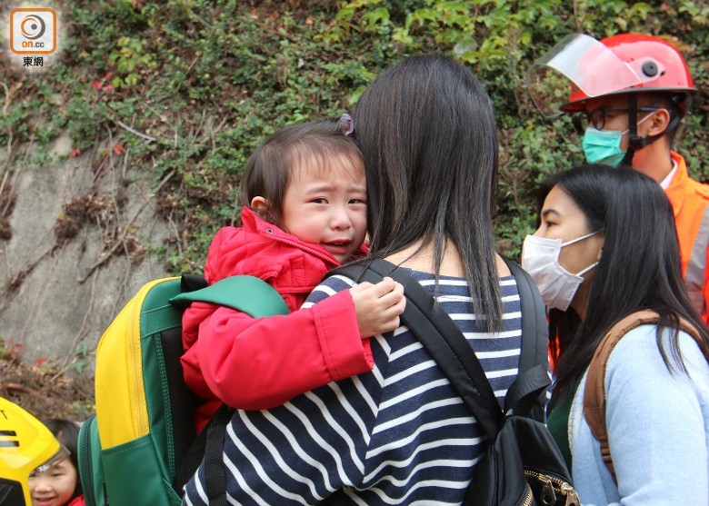 香港兩校車相撞，至少15名幼兒園學生受傷