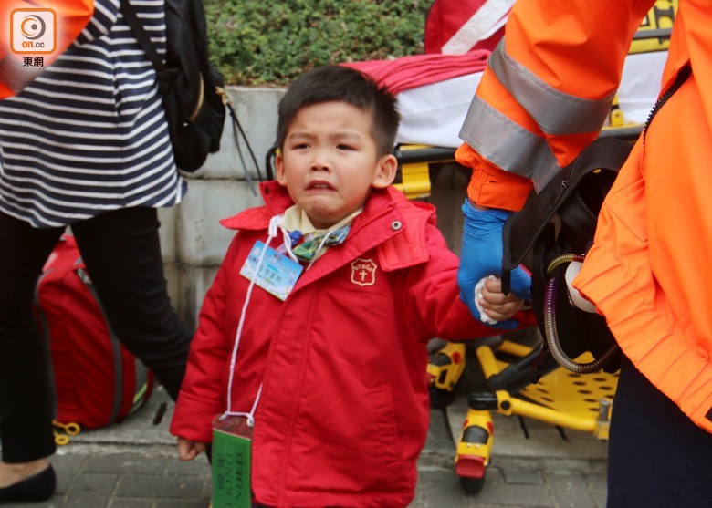 香港兩校車相撞，至少15名幼兒園學生受傷