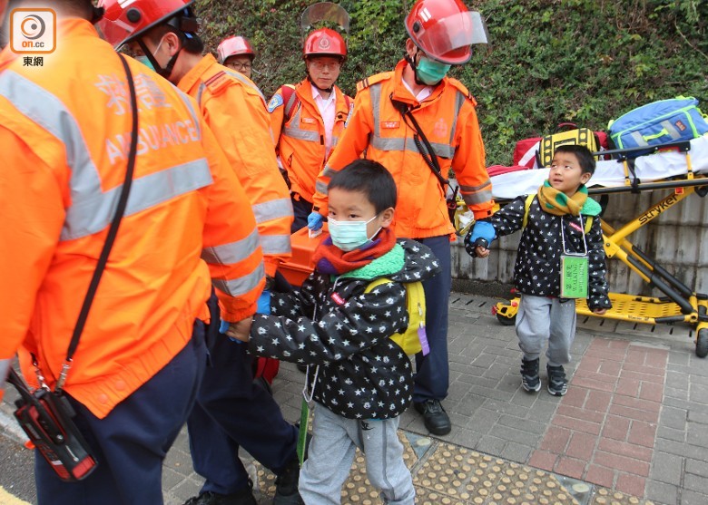 香港兩校車相撞，至少15名幼兒園學生受傷