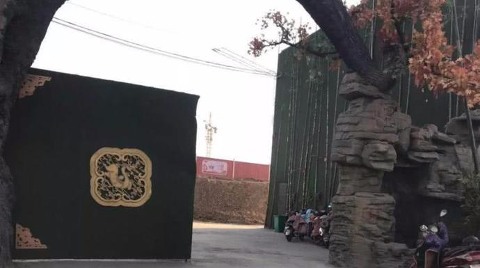 4歲男童被遺忘幼兒園校車內8個多小時, 被發現時尿褲子