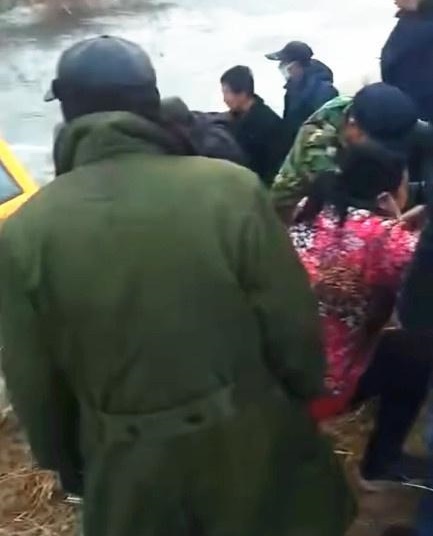 河北滄州:南皮縣烏馬營鎮一輛校車,接送學生途中不慎落入冰水中 河北滄州:南皮縣烏馬營鎮一輛校車,接送學生途中不慎落入冰水中