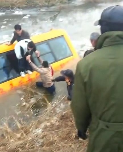 河北滄州:南皮縣烏馬營鎮一輛校車,接送學生途中不慎落入冰水中 河北滄州:南皮縣烏馬營鎮一輛校車,接送學生途中不慎落入冰水中