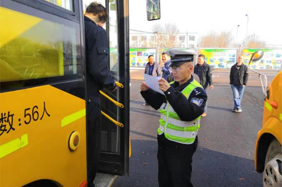 “望、聞、問、切”,無棣交警對校車進行全面檢查