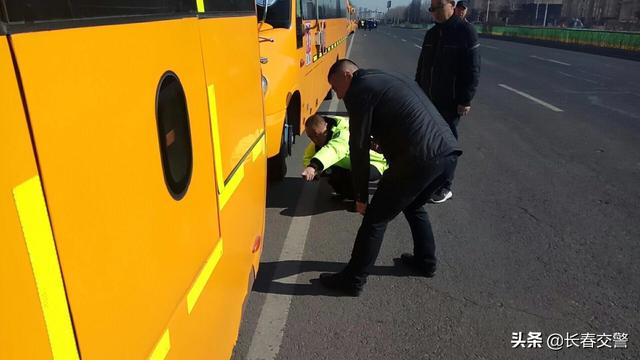 長春交警聯(lián)合教育部門開展校車隱患排查和駕駛員安全教育活動