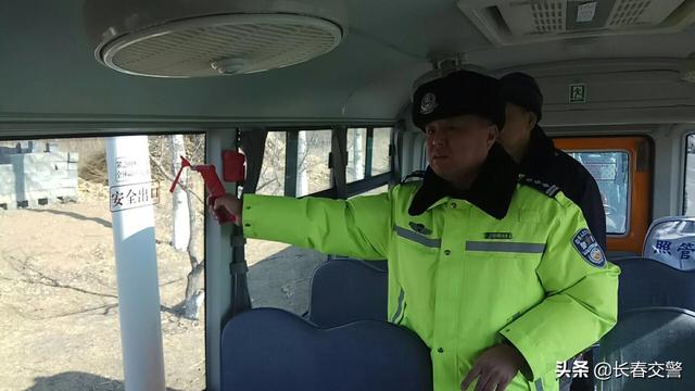 長春交警聯(lián)合教育部門開展校車隱患排查和駕駛員安全教育活動