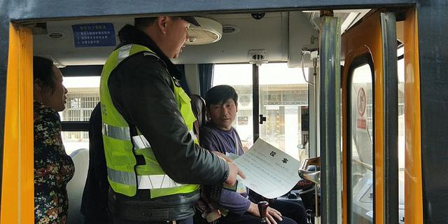 常德桃花源:聯(lián)合開展校車安全大檢查 常德桃花源:聯(lián)合開展校車安全大檢查