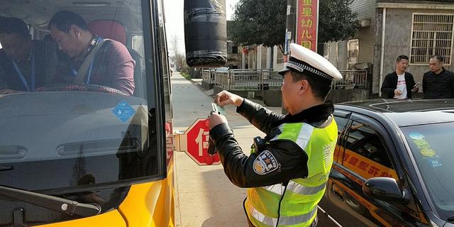 常德桃花源:聯(lián)合開展校車安全大檢查 常德桃花源:聯(lián)合開展校車安全大檢查