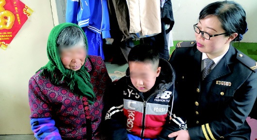 校車照管員成了單親孩子的“編外媽媽”