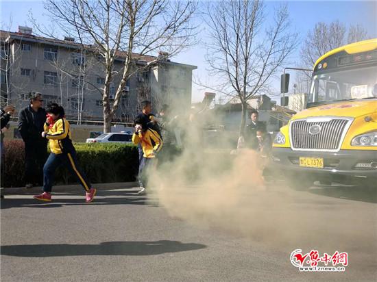 桓臺交警大隊聯(lián)合學(xué)校開展校車消防逃生演練活動