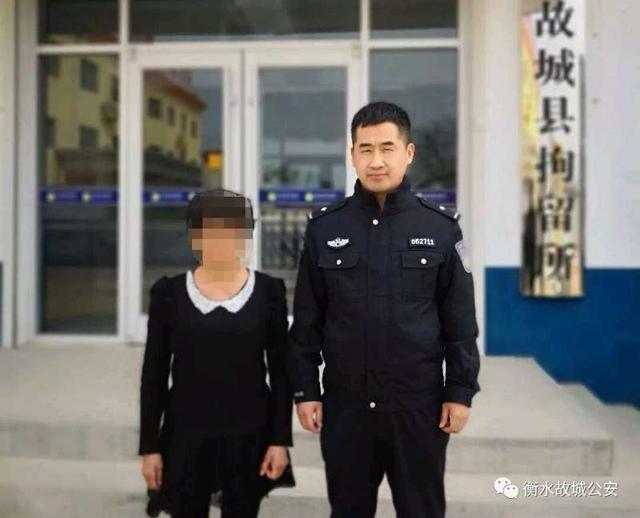 衡水：無證駕駛超員“黑校車”  夫妻倆雙雙被拘