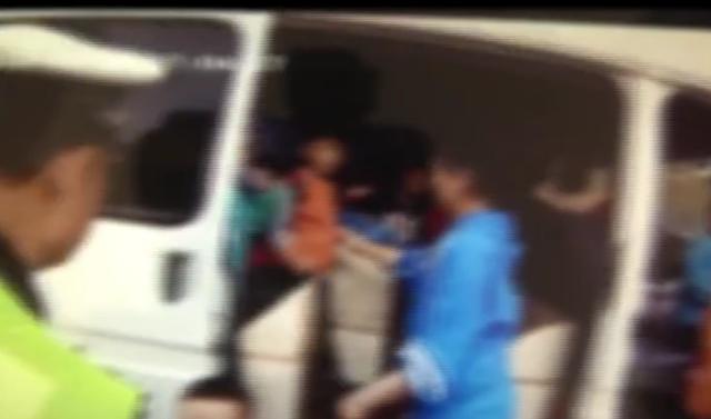 家長也知情?幼兒園“黑校車”,核載6人瘋狂塞下41人 家長也知情?幼兒園“黑校車”,核載6人瘋狂塞下41人