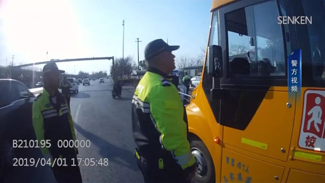 石家莊市機動大隊嚴把生命關：兩輛違法上路行駛校車被查扣！