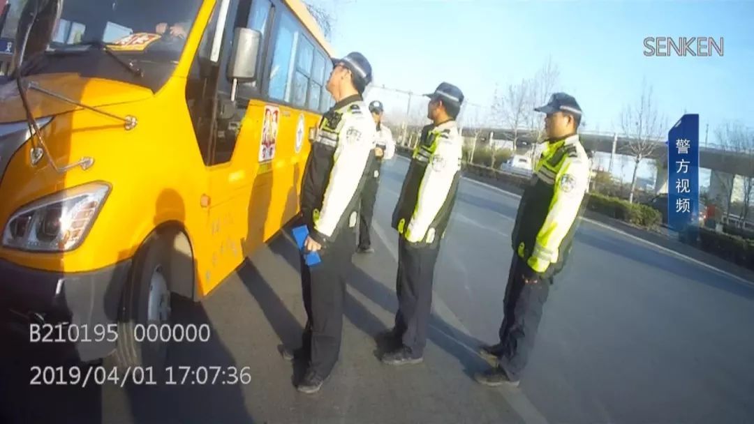 石家莊市機動大隊嚴把生命關：兩輛違法上路行駛校車被查扣！