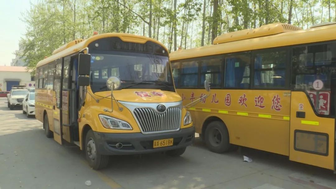 石家莊市機動大隊嚴把生命關：兩輛違法上路行駛校車被查扣！