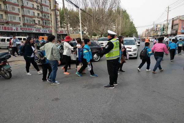 四平市公安局交管支隊采取多項措施強化“護校崗”建設確保全市中小學生出行安全 四平市公安局交管支隊采取多項措施強化“護校崗”建設確保全市中小學生出行安全
