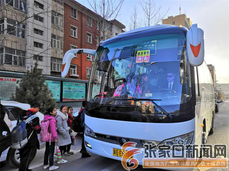 “接送學生”大巴開進人頭山村