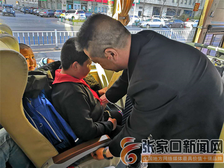 “接送學生”大巴開進人頭山村