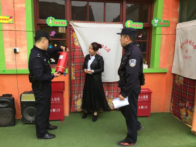 合陽(yáng)縣公安局路井派出所開(kāi)展校車安全檢查