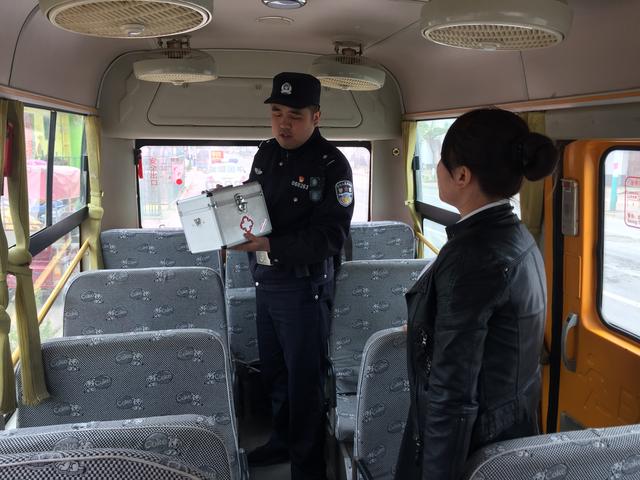 合陽(yáng)縣公安局路井派出所開(kāi)展校車安全檢查