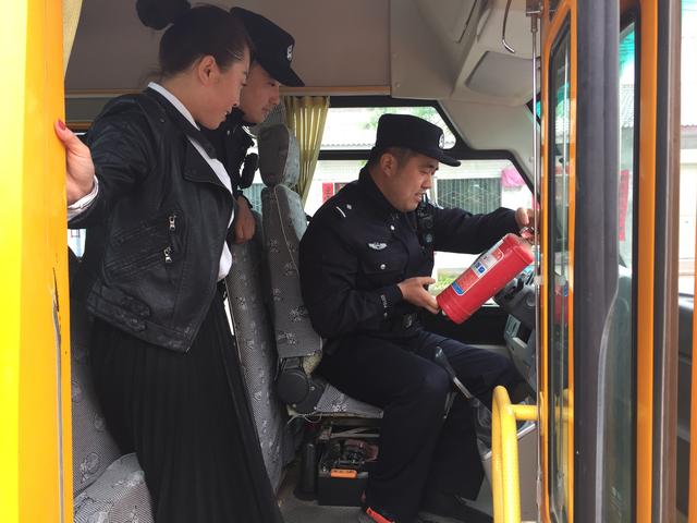 合陽(yáng)縣公安局路井派出所開(kāi)展校車安全檢查