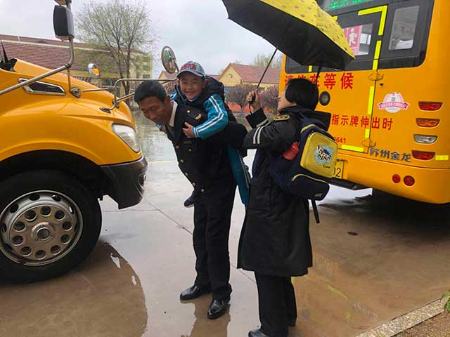 暖心！乘車學生腳受傷，校車司機背他上下學