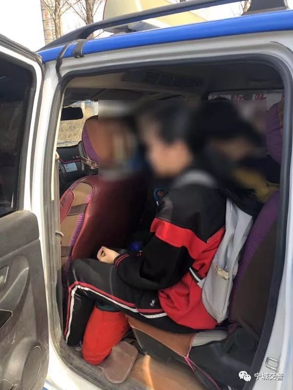 寧城交警查獲一起校車接送學(xué)生超員違法行為