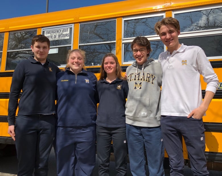 加拿大：校車司機途中昏迷，車上中學生急中生智避免險情