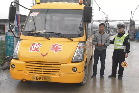 未取得駕駛資格就敢開(kāi)校車(chē)？賓陽(yáng)一司機(jī)和校方受重罰