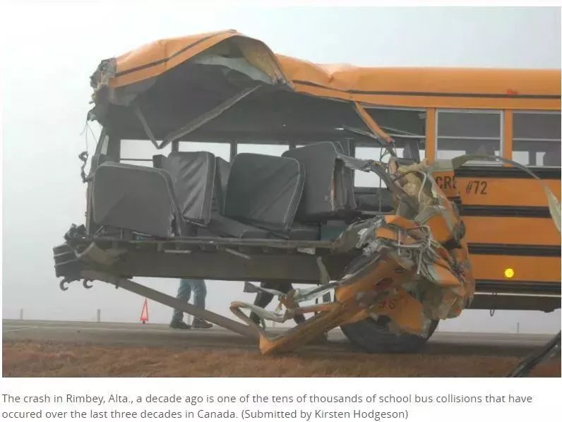 加拿大：校車側翻到溝里！學生受傷入院！校車什么時候才配安全帶？