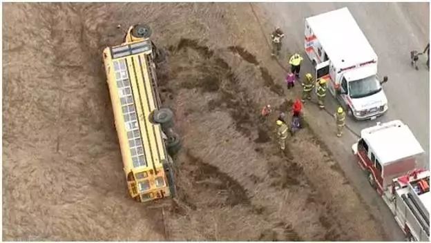 加拿大：校車側翻到溝里！學生受傷入院！校車什么時候才配安全帶？