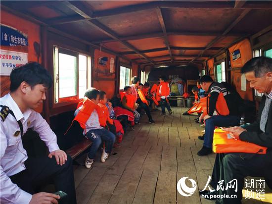 水上校車：擺渡擺渡 劃出孩子求學(xué)路